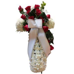 Cruz de claveles y rosas rojas
